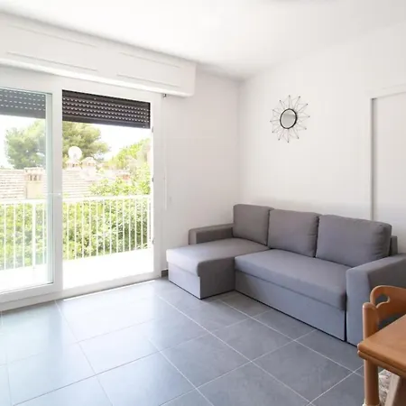 Charming Furnished With A Balcony In A Quiet Area Διαμέρισμα *